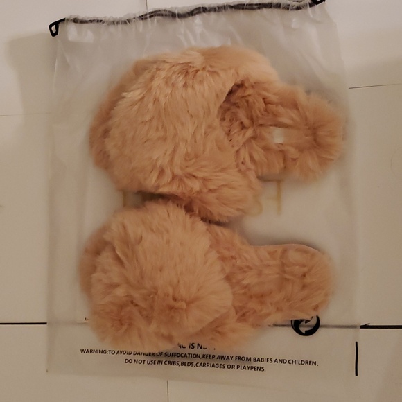🤩New family pro fur fluffy slippers size small fits 7, 7.5, 8 - Picture 3 of 12